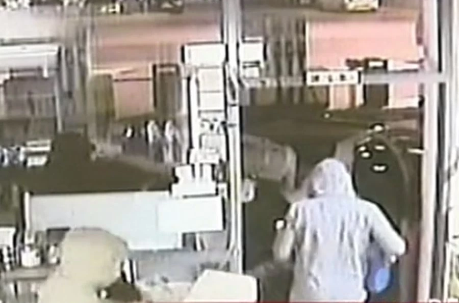 Βίντεο ντοκουμέντο: Καρέ-καρέ η στιγμή της εισβολής ληστών σε πρατήριο υγρών καυσίμων στη Θεσσαλονίκη